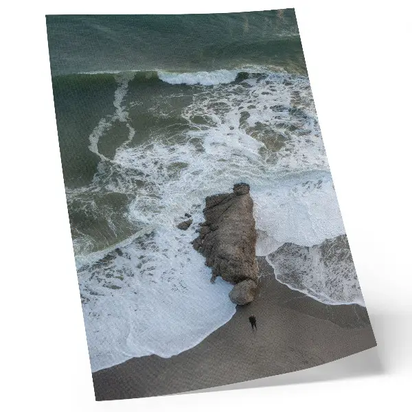 Plakat z teksturą płótna skaliste wybrzeże z falami oceanu i zieloną wodą