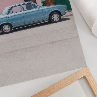 Plakat na płótnie przedstawiający klasyczne auto na tle pastelowych budynków w stylu retro