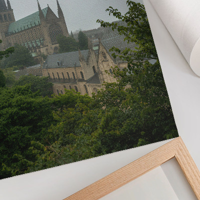 Plakat z teksturą płótna Gotycka katedra wśród zieleni drzew
