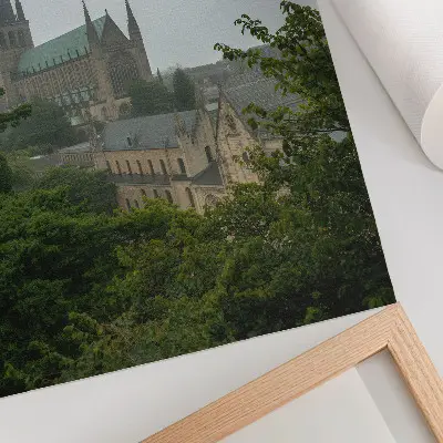 Gotycka katedra wśród zieleni drzew plakat z teksturą płótna