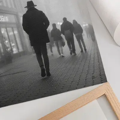 Plakat z teksturą płótna postać w kapeluszu w otoczeniu mgły i parasoli emanująca tajemniczością