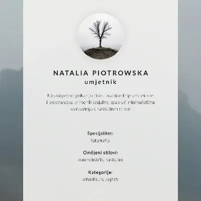 Plakat z teksturą płótna Żółty dom mgła i góry tworzące spokojną atmosferę