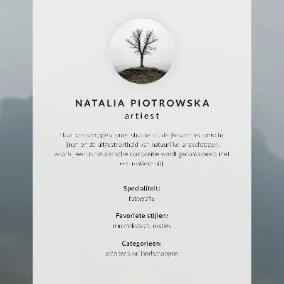 Plakat z teksturą płótna Żółty dom mgła i góry tworzące spokojną atmosferę