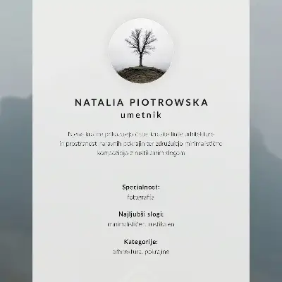 Plakat z teksturą płótna Żółty dom mgła i góry tworzące spokojną atmosferę
