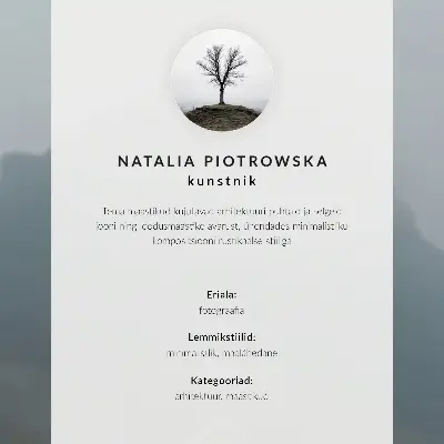 Plakat z teksturą płótna Żółty dom mgła i góry tworzące spokojną atmosferę