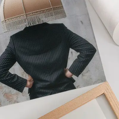 Plakat ścienny z wyrafinowanym wzorem abażuru w eleganckim garniturze z kontrastem faktur