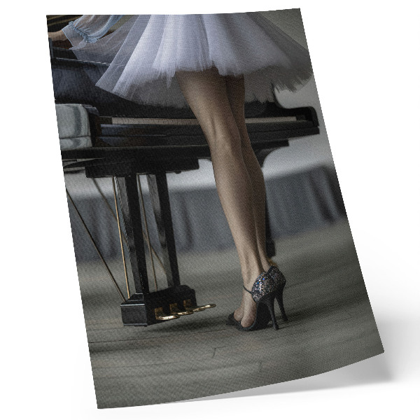 Plakat z teksturą płótna Balerina przy fortepianie elegancja i delikatność