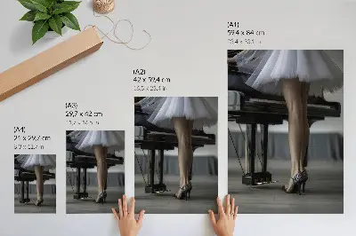 Plakat z teksturą płótna Balerina przy fortepianie elegancki i delikatny wzór