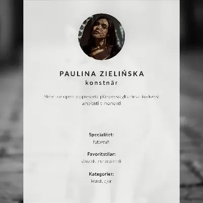 Plakat na płótnie z motywem uroczego kota na brukowanej ulicy w estetyce czarno-białej