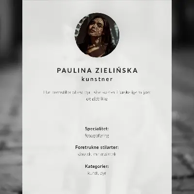 Plakat na płótnie z motywem uroczego kota na brukowanej ulicy w estetyce czarno-białej