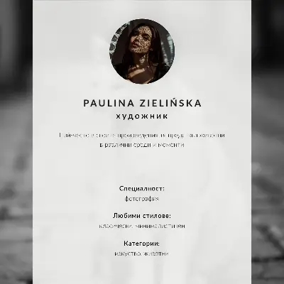 Plakat na płótnie z motywem uroczego kota na brukowanej ulicy w estetyce czarno-białej