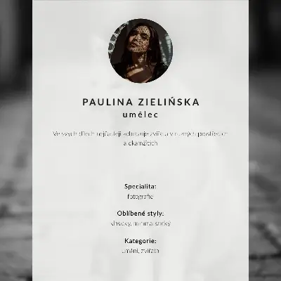 Plakat na płótnie z motywem uroczego kota na brukowanej ulicy w estetyce czarno-białej