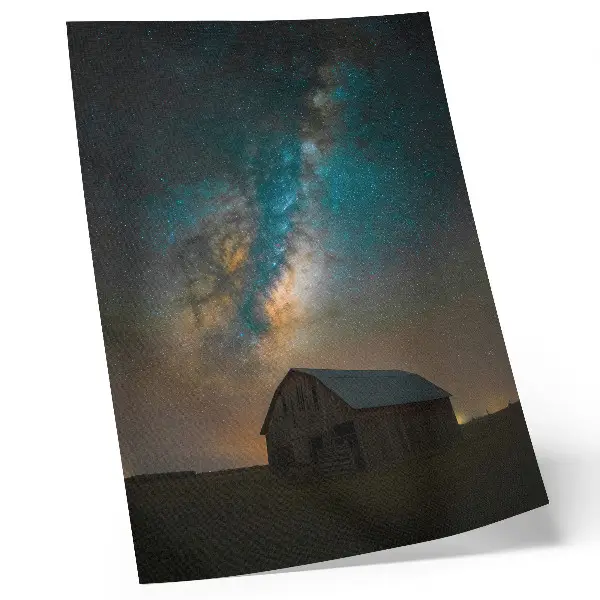 Plakat ścienny z motywem nocnego nieba, gwiazd i drogi mlecznej nad stodołą