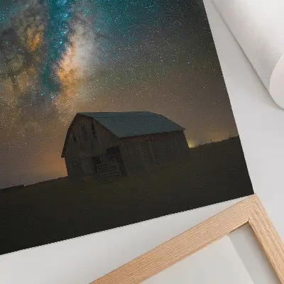 Plakat ścienny z motywem nocnego nieba, gwiazd i drogi mlecznej nad stodołą