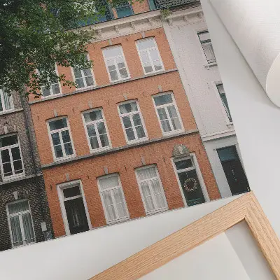 Nowoczesna grafika na płótnie przedstawiająca kolorowe elewacje, zieleń drzew i słońce na niebie