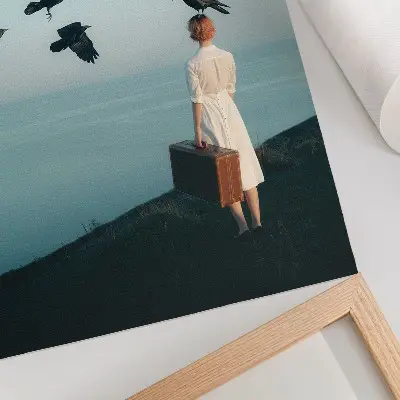 Plakat ścienny kobieta z walizką na tle nieba z ptakami w stylu surrealistycznym