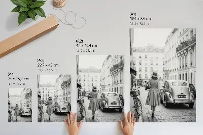 Plakat ścienny urok retro z kobietą w mieście i klasycznym autem