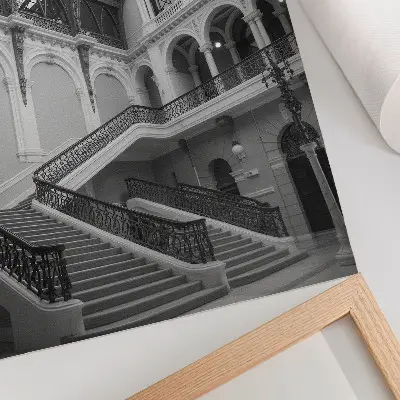 Nowoczesna grafika na płótnie przedstawiająca dekoracyjne schody oraz wysokie okna