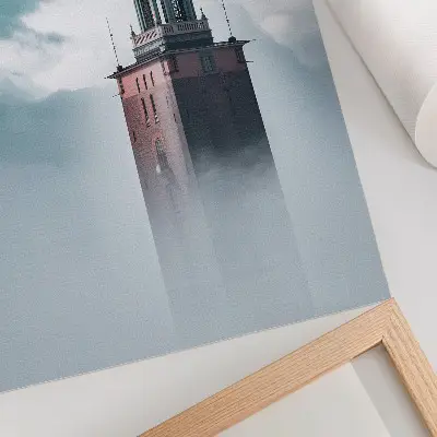 Zabytkowa wieża w delikatnej mgle plakat na płótnie