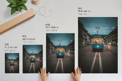 Plakat na płótnie wieczór w mieście z tramwajem i światłami w stylu retro