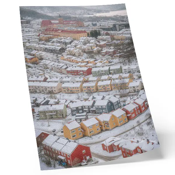 Plakat ścienny z motywem kolorowych domów w zimowym krajobrazie architektonicznym
