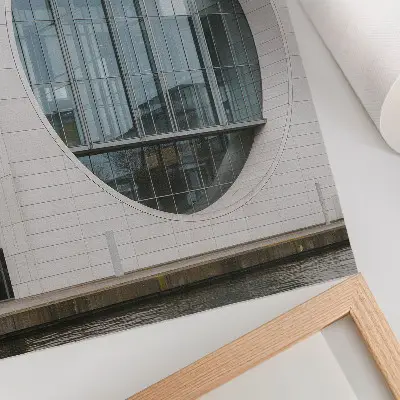 Plakat ścienny futurystyczna fasada z surowymi liniami i przeszkloną konstrukcją