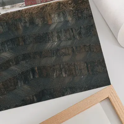 Nowoczesna grafika na płótnie przedstawiająca zimowy krajobraz ze stodołą przy skarpie w lesie we mgle