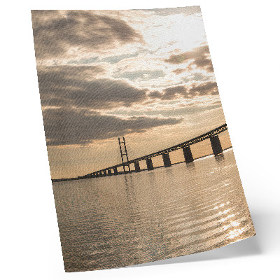 Plakat na płótnie Most nad wodą w świetle zachodzącego słońca