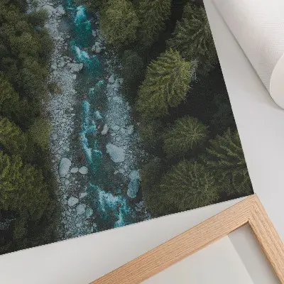 Nowoczesna grafika na płótnie zielony las z rzeką w estetyce naturalnej harmonii