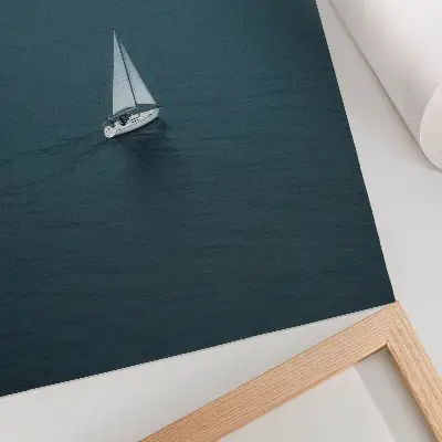 Plakat ścienny jacht na spokojnym morzu o minimalistycznej kompozycji