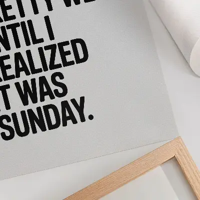 Plakat z teksturą płótna z typografią o dużym kontraście i humorystycznym przesłaniem