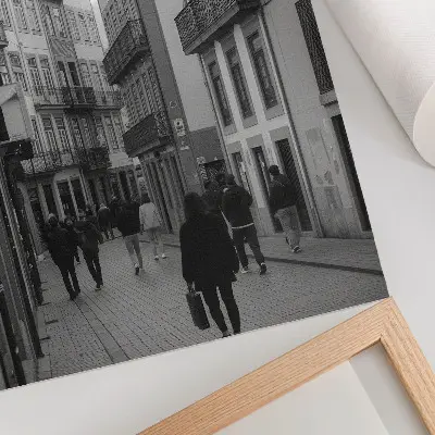 Plakat ścienny ulica z czarno-białą architekturą i ludźmi