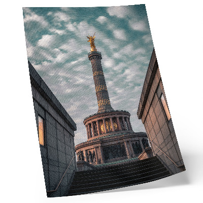 Plakat ścienny Elegancka kolumna z aniołem i nowoczesna architektura