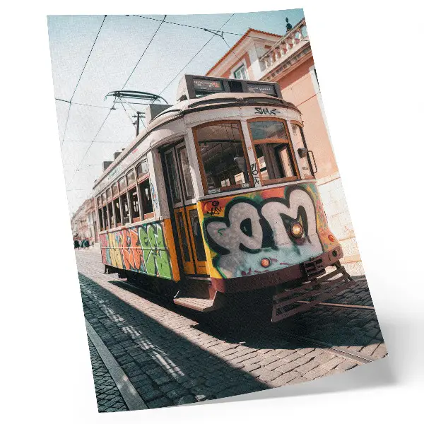 Plakat z teksturą płótna tramwaj w stylu miejskiego graffiti na tle architektury ulicznej