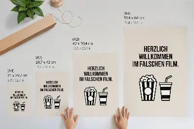 Plakat z teksturą płótna znaczący tekst i ikonografia na beżowym tle w stylu kinowym