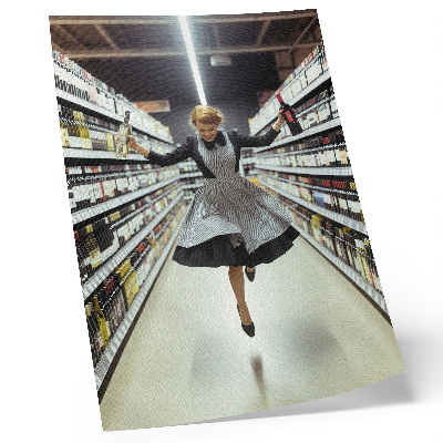 Plakat na płótnie Kobieta w sukience retro skacze w sklepie