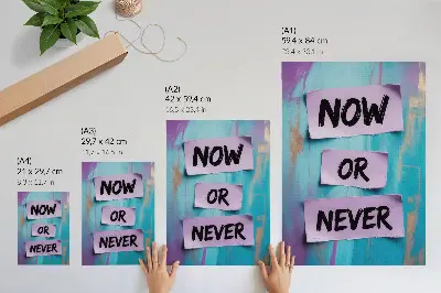 Plakat ścienny z dynamicznymi kontrastami i mocną typografią w kolorach turkusu oraz fioletu
