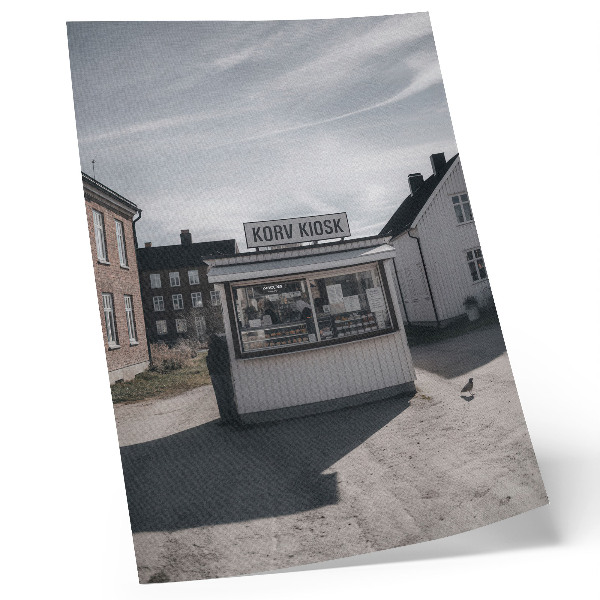 Plakat ścienny Drewniany kiosk jasne budynki sielanka