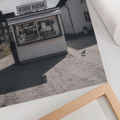 Plakat ścienny Drewniany kiosk jasne budynki sielanka