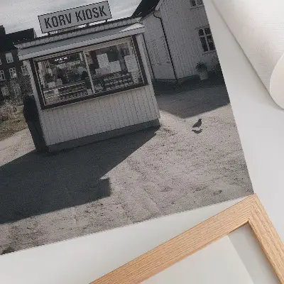 Plakat ścienny drewniany kiosk z widokiem na jasne budynki w sielskim klimacie
