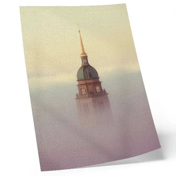 Plakat z teksturą płótna wieża w mgle o delikatnych kolorach i spokojnej kompozycji