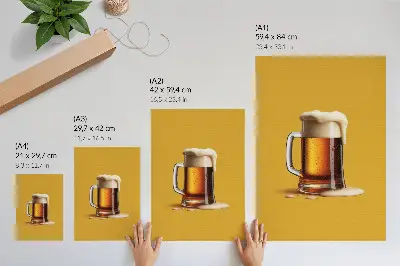 Nowoczesna grafika na płótnie kufel z bursztynowym napojem na żółtym tle z kremową pianką