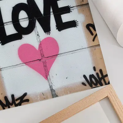 Nowoczesna grafika na płótnie przedstawiająca serce z napisami graffiti na betonowej ścianie
