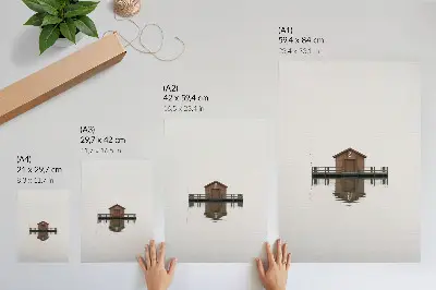 Plakat z teksturą płótna drewniana chata w stylu minimalistycznym nad wodą