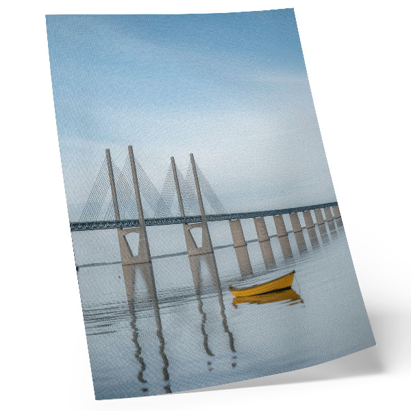 Plakat ścienny Most na tle nieba i wody z żółtą łodzią