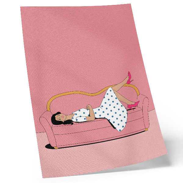 Plakat ścienny Spokojna scena relaksu kobieta różowa sofa