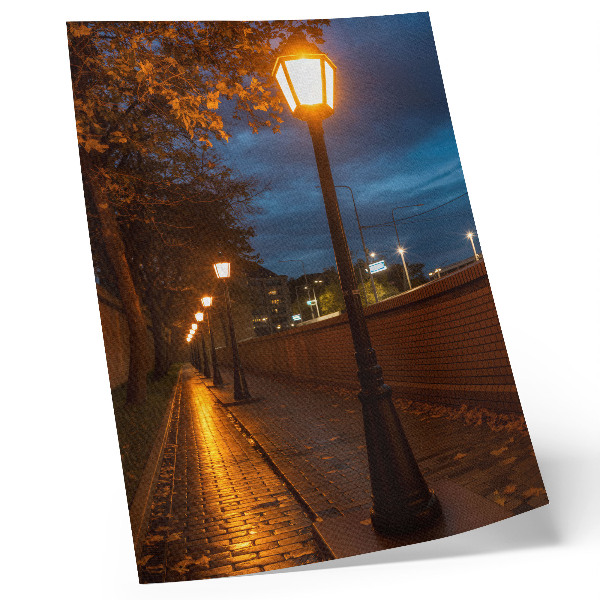 Plakat z teksturą płótna Nocna alejka lampy ciepły blask spokojna atmosfera