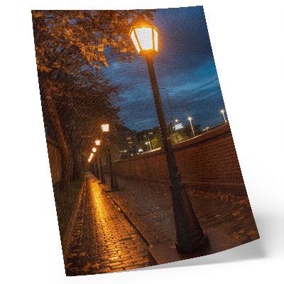 Plakat z teksturą płótna Nocna alejka lampy ciepły blask spokojna atmosfera