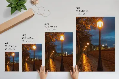 Plakat z teksturą płótna nocna alejka z ciepłym blaskiem lamp w spokojnej atmosferze