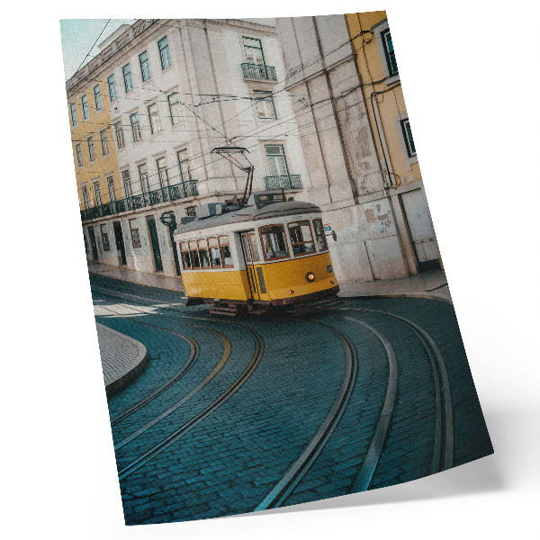 Plakat ścienny Żółty tramwaj na zakręcie ulicy miasta